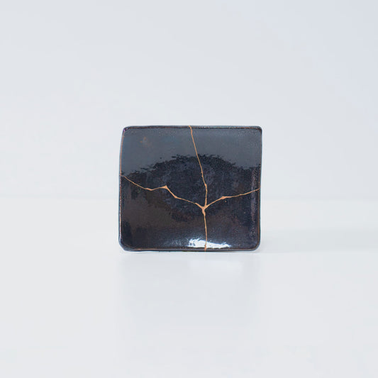 Side view of Kintsugi Square Plate "Jet Black Lighting" 01 in a white background