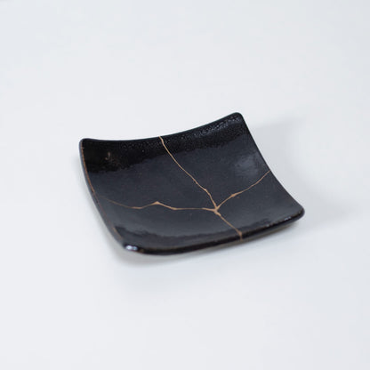 Top view of Kintsugi Square Plate "Jet Black Lighting" 01, showcasing its elegant design