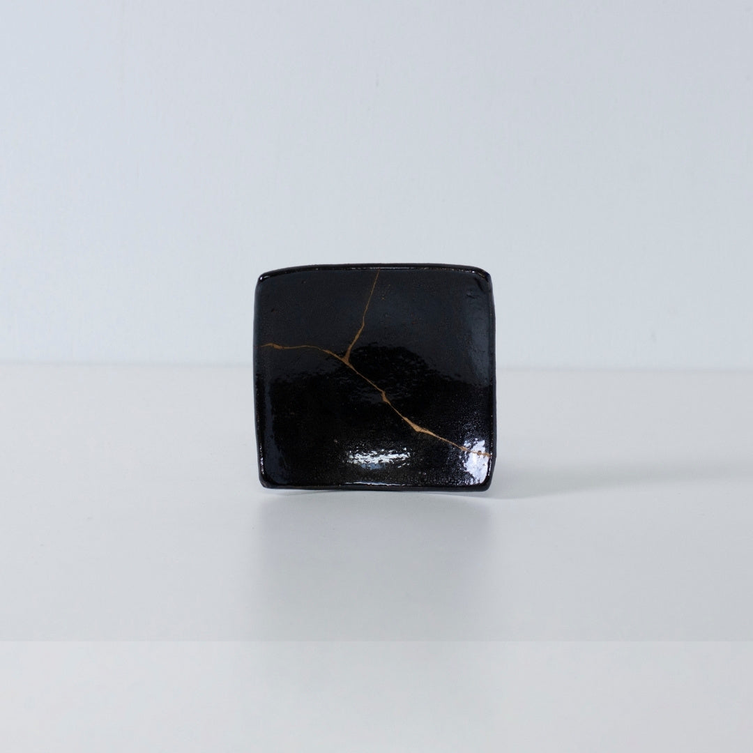 Seitenansicht der Kintsugi-Quadratplatte „Jet Black Lighting“ 02 auf weißem Hintergrund