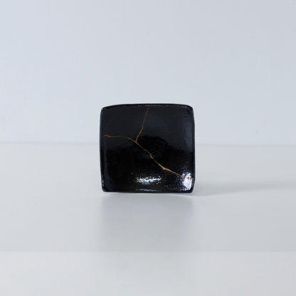 Seitenansicht der Kintsugi-Quadratplatte „Jet Black Lighting“ 02 auf weißem Hintergrund