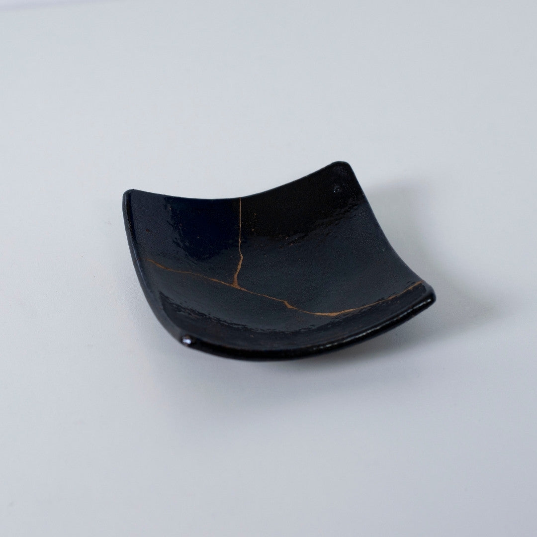 "Draufsicht auf Kintsugi-Platte "Jet Black Lighting" 02, die ihr elegantes Design zeigt"