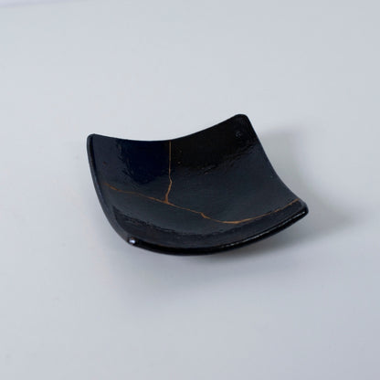 "Draufsicht auf Kintsugi-Platte "Jet Black Lighting" 02, die ihr elegantes Design zeigt"