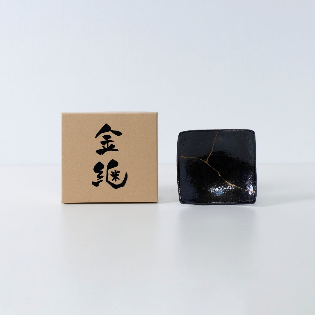 "Seitenansicht der Kintsugi-Quadratplatte „Jet Black Lighting“ 02 mit Etui auf weißem Hintergrund"