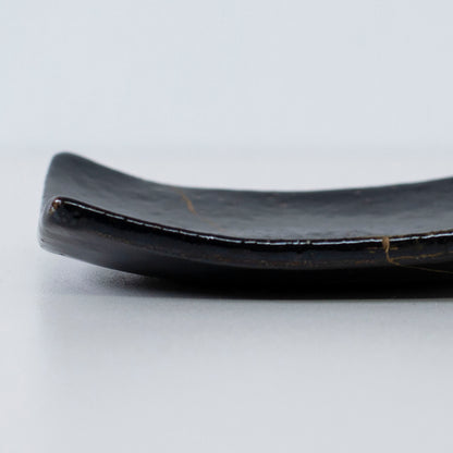 Nahaufnahme des Seitenprofils der Kintsugi Square Plate "Jet Black Lighting" 05, die die Textur hervorhebt.