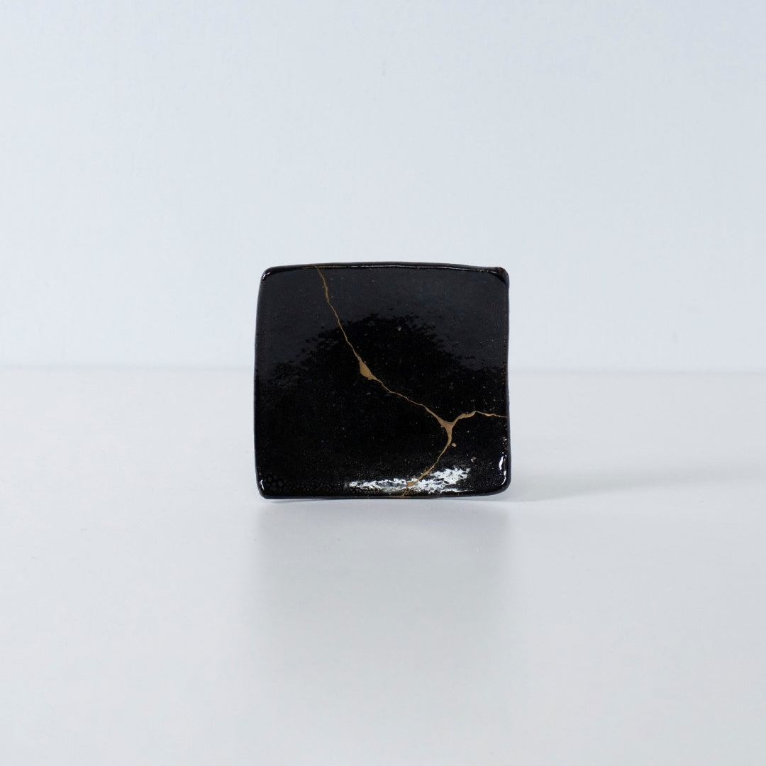 Seitenansicht der Kintsugi-Quadratplatte "Jet Black Lighting" 05 auf weißem Hintergrund