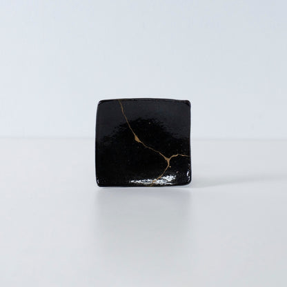 Seitenansicht der Kintsugi-Quadratplatte "Jet Black Lighting" 05 auf weißem Hintergrund