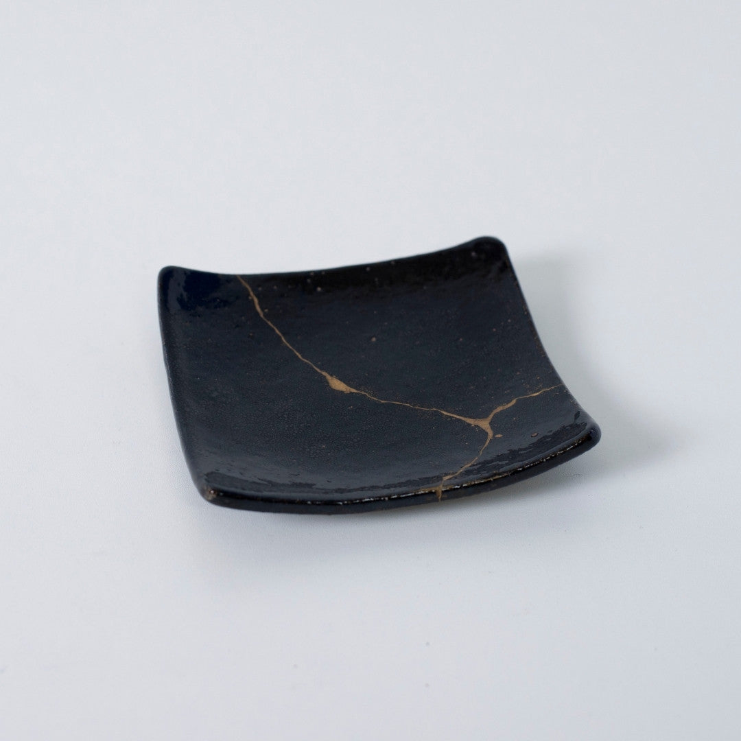 Draufsicht auf den quadratischen Kintsugi-Teller „Jet Black Lighting“ 05, die sein elegantes Design zeigt