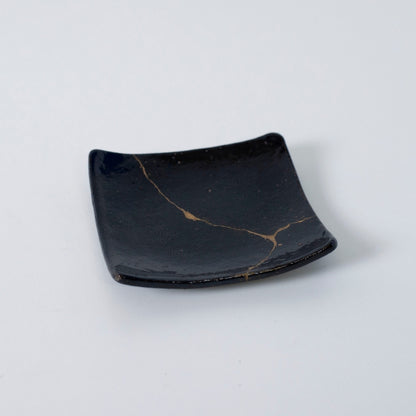 Draufsicht auf den quadratischen Kintsugi-Teller „Jet Black Lighting“ 05, die sein elegantes Design zeigt