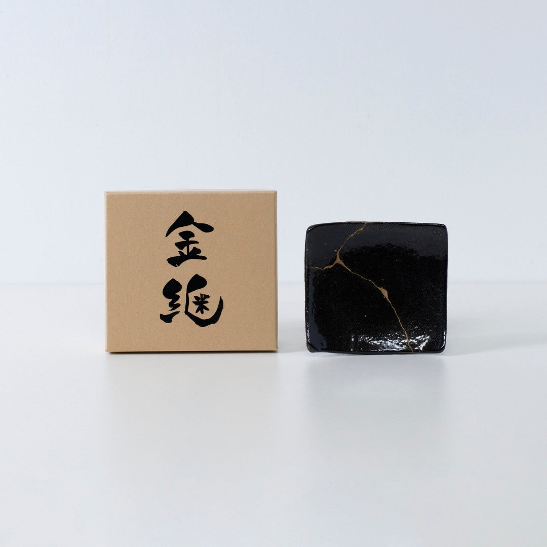"Seitenansicht der Kintsugi-Quadratplatte „Jet Black Lighting“ 05 mit Etui auf weißem Hintergrund"