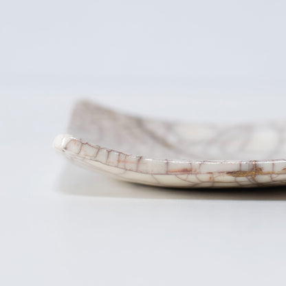 Tæt på sideprofilen af Kintsugi Square Plate "Vermilion Crackle" 01, der fremhæver teksturen.
