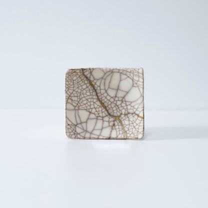 Sidevisning af Kintsugi firkantet tallerken "Vermilion Crackle" 01 på hvid baggrund