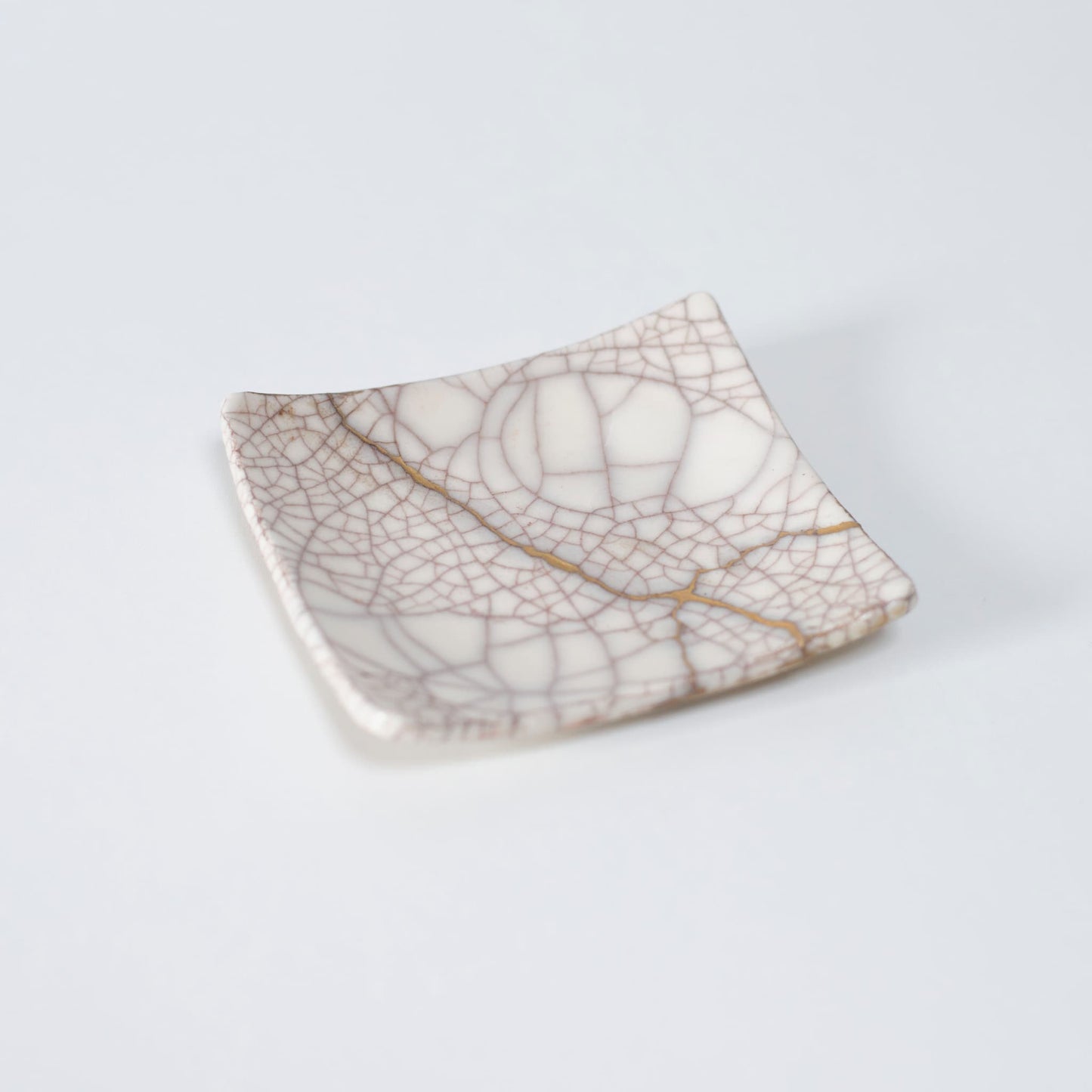 Topvisning af Kintsugi firkantet tallerken "Vermilion Crackle" 01, der viser dens elegante design