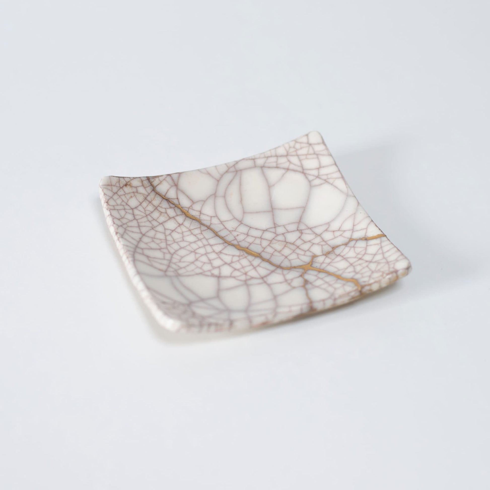 Topvisning af Kintsugi firkantet tallerken "Vermilion Crackle" 01, der viser dens elegante design