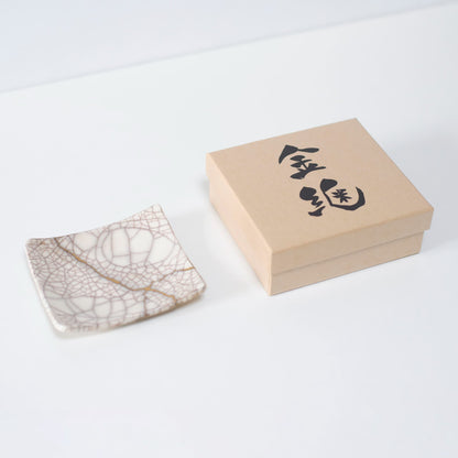 Kintsugi firkantet tallerken "Vermilion Crackle" 01 præsenteret med et etui, top view.