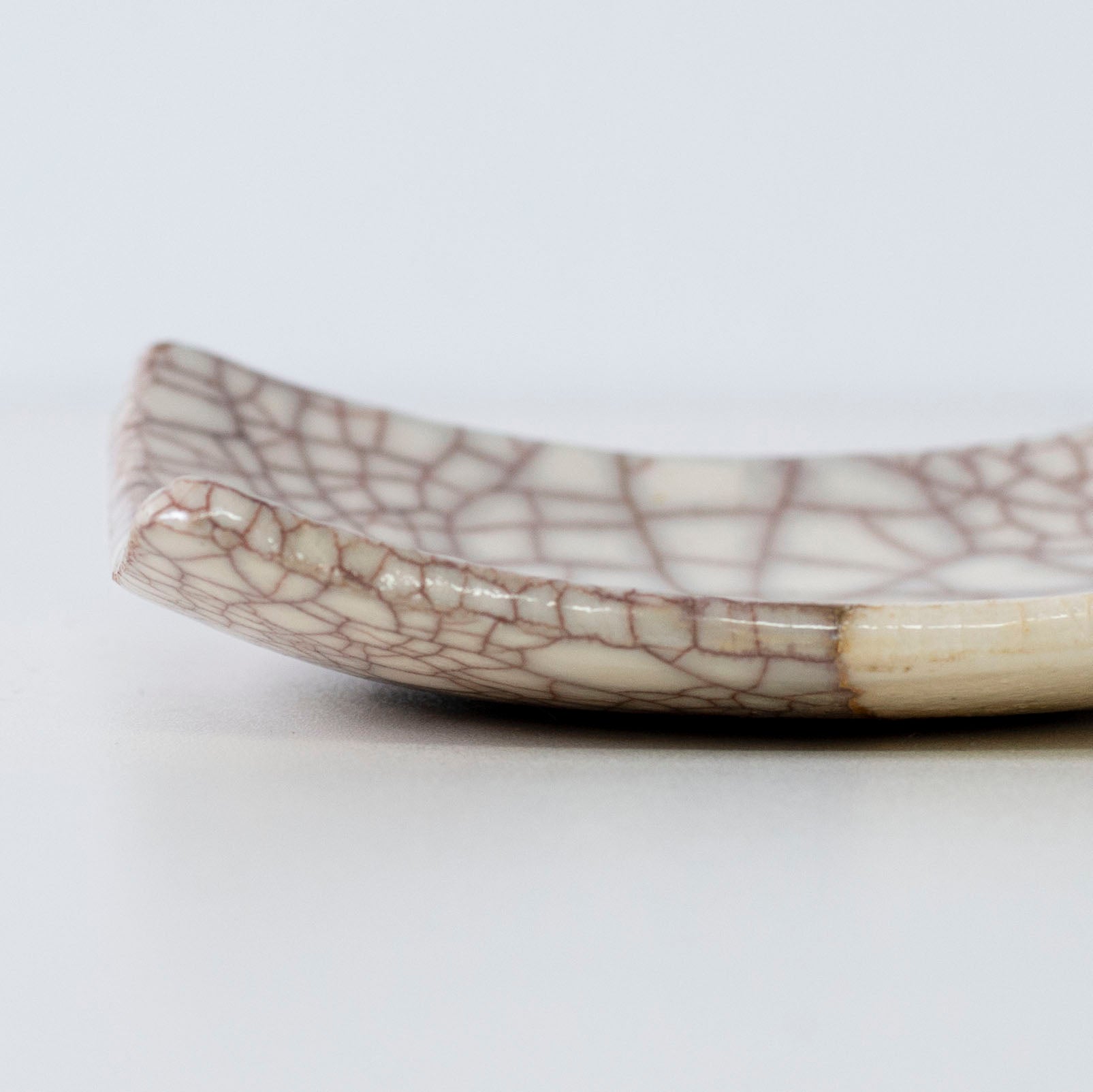 Nahaufnahme des Seitenprofils der Kintsugi-Platte "Vermilion Crackle" 04, die die Textur hervorhebt.