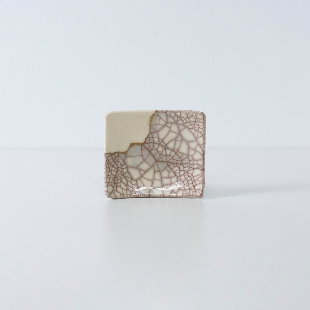 Seitenansicht der Kintsugi-Quadratplatte „Zinnoberrot Riss“ 04 auf weißem Hintergrund