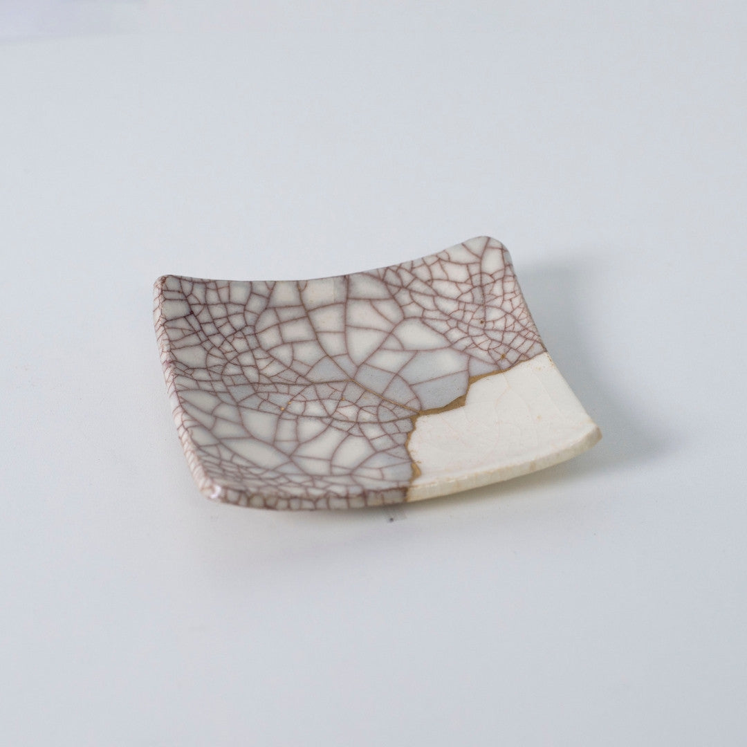 "Draufsicht auf die Kintsugi-Quadratplatte „Zinnoberrot Rissmuster“ 04, die ihr elegantes Design zeigt"