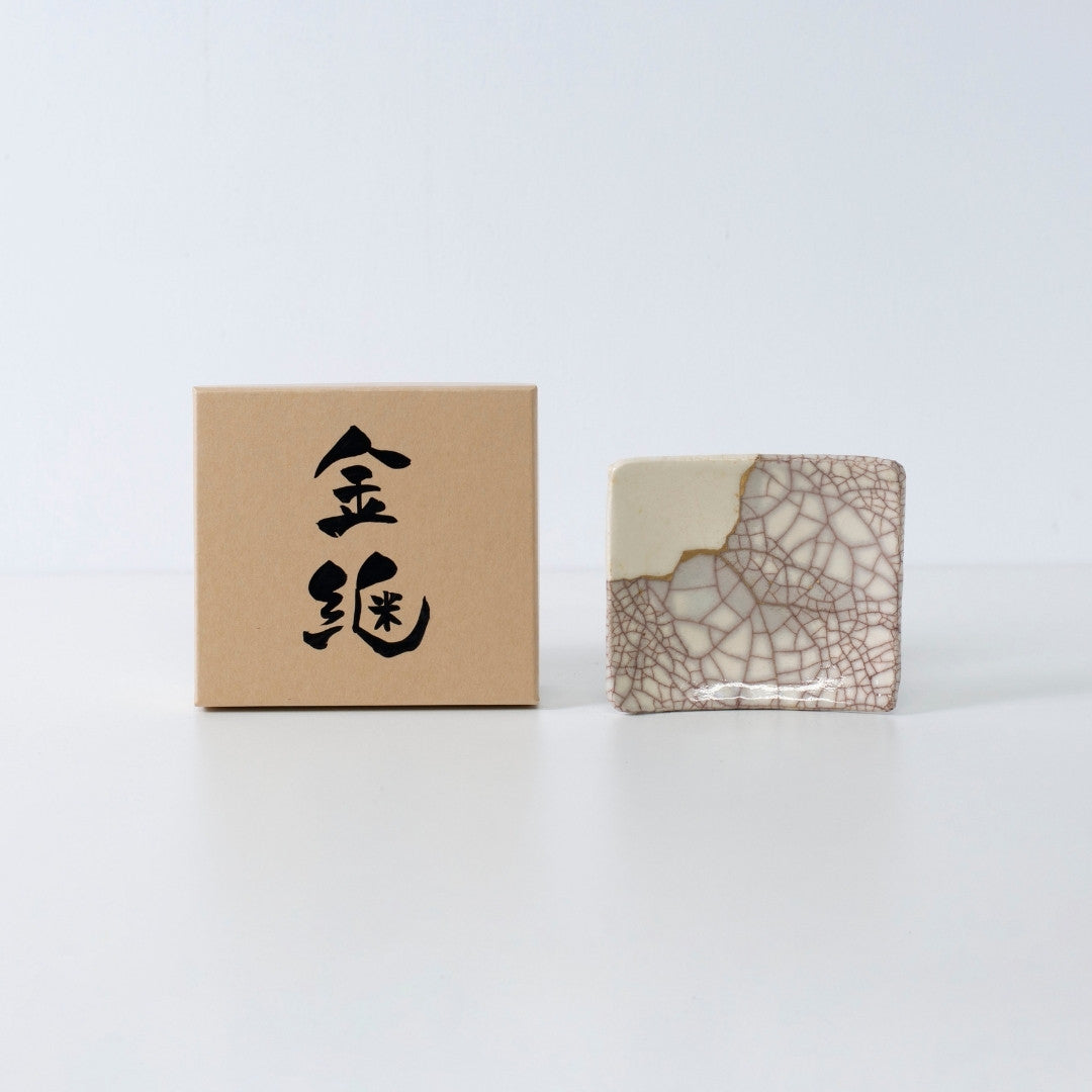 "Seitenansicht der Kintsugi-Quadratplatte „Zinnoberrot-Riss“ 04 mit Etui auf weißem Hintergrund"