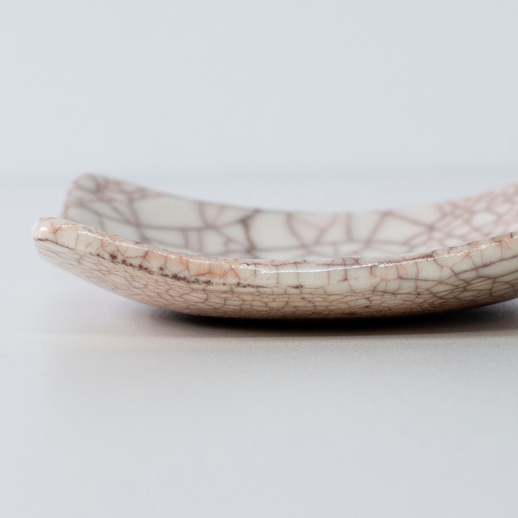Nahaufnahme des Seitenprofils der Kintsugi-Platte "Vermilion Crackle" 05, die die Textur hervorhebt.