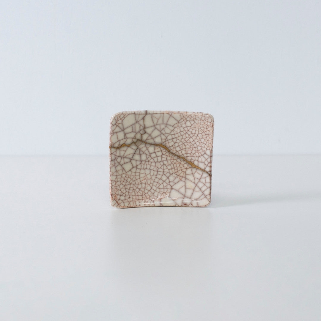 "Seitenansicht der Kintsugi-Quadratplatte „Zinnoberrot Riss“ 05 auf weißem Hintergrund"