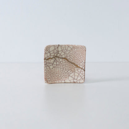"Seitenansicht der Kintsugi-Quadratplatte „Zinnoberrot Riss“ 05 auf weißem Hintergrund"
