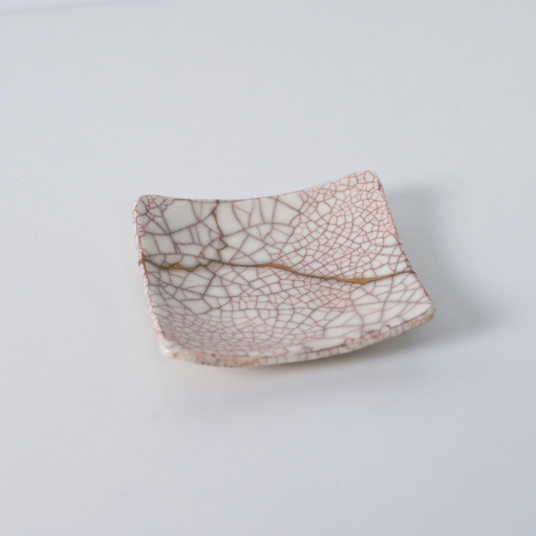 "Oberansicht der Kintsugi-Platte "Vermilion Crackle" 05, die ihr elegantes Design zeigt"