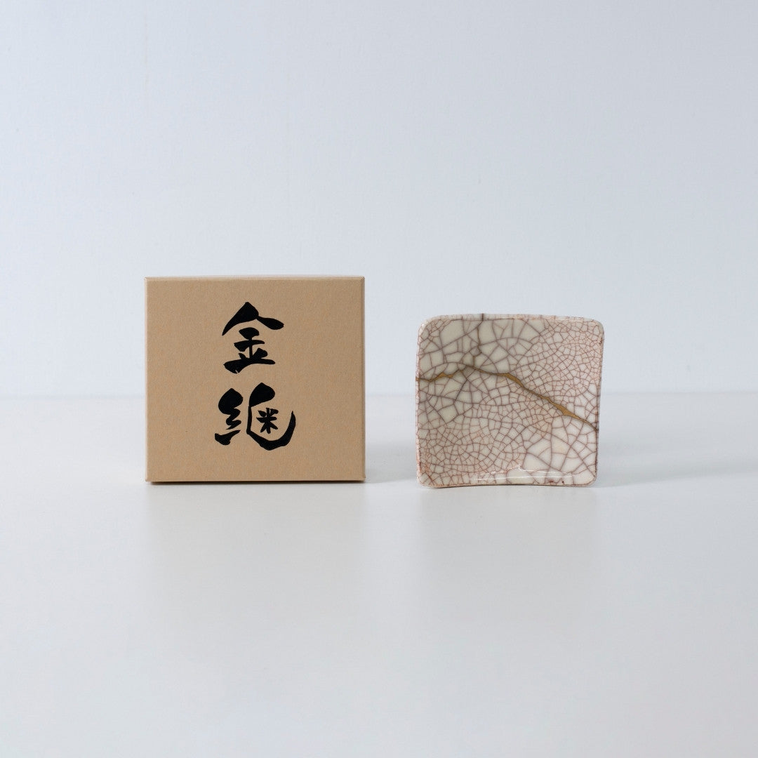 "Seitenansicht der Kintsugi-Quadratplatte „Zinnoberrot Riss“ 05 mit Etui auf weißem Hintergrund"