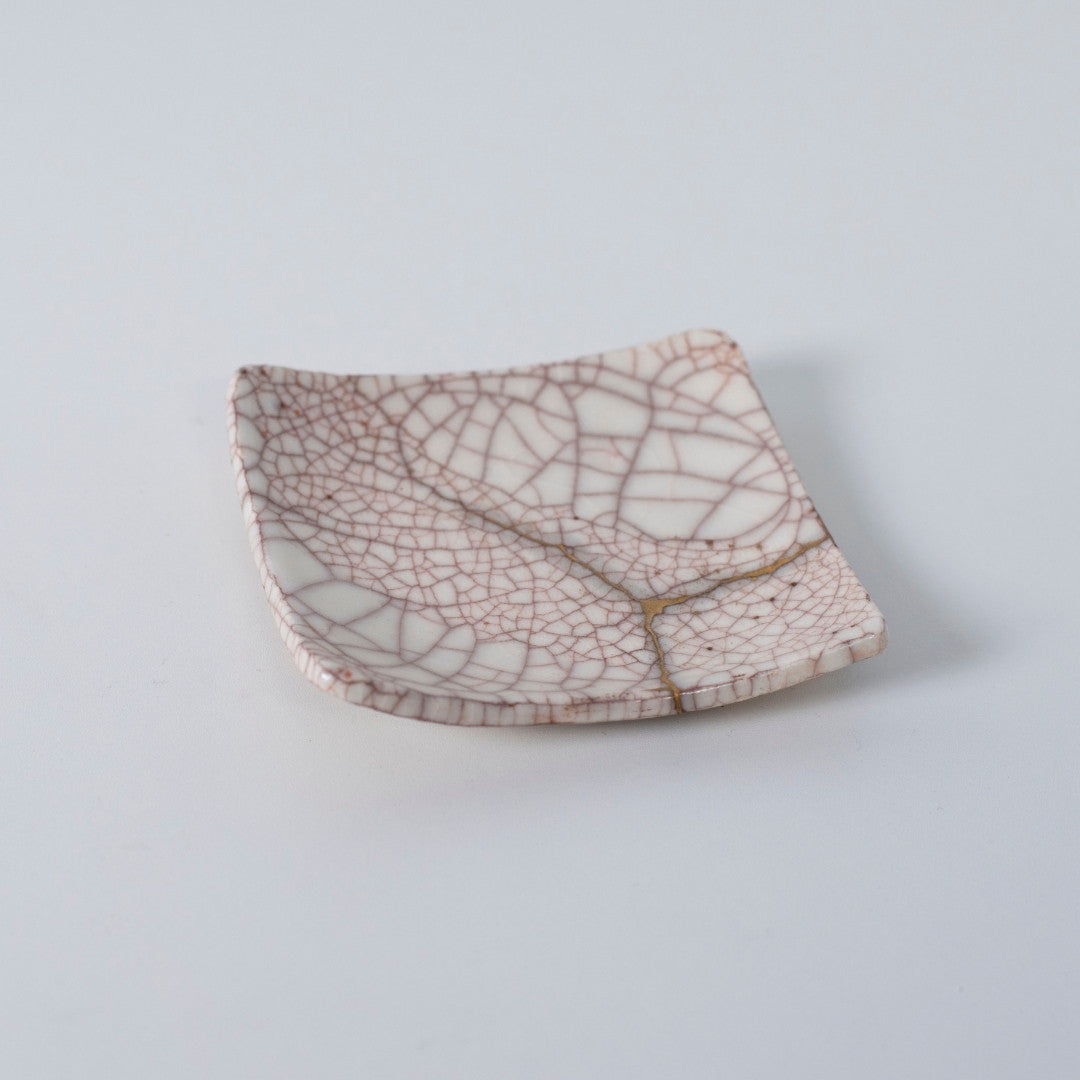 "Bovenaanzicht van Kintsugi Vierkante Schaal "Vermilion Crackle" 06, met een weergave van het elegante ontwerp"