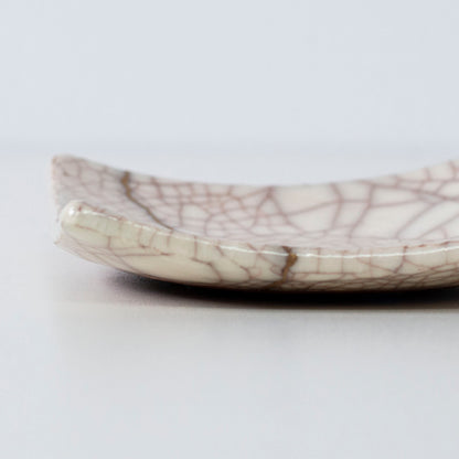 Tæt på sideprofilen af Kintsugi Square Plate "Vermilion Crackle" 07, der fremhæver teksturen.