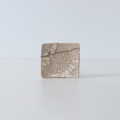 Sidevisning af Kintsugi firkantet tallerken "Vermilion Crackle" 07 på hvid baggrund