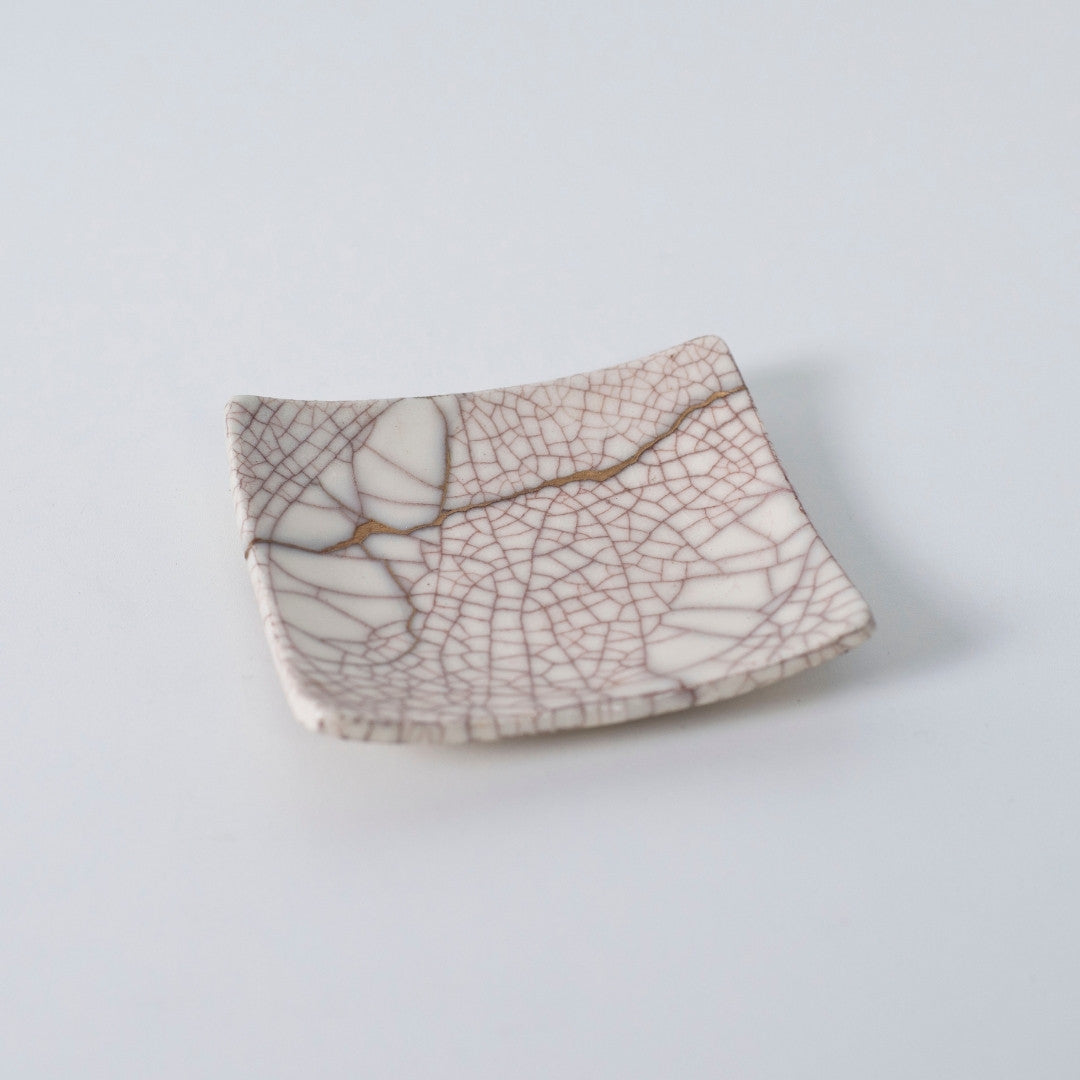 Top view af Kintsugi firkantet tallerken "Vermilion Crackle" 07, der viser dens elegante design