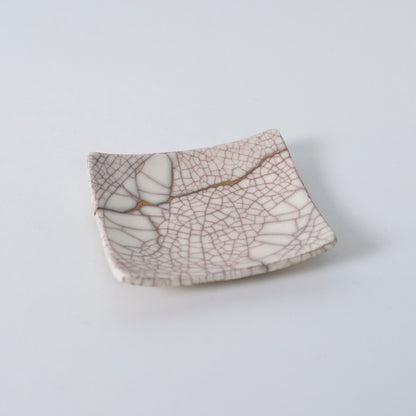 Top view af Kintsugi firkantet tallerken "Vermilion Crackle" 07, der viser dens elegante design