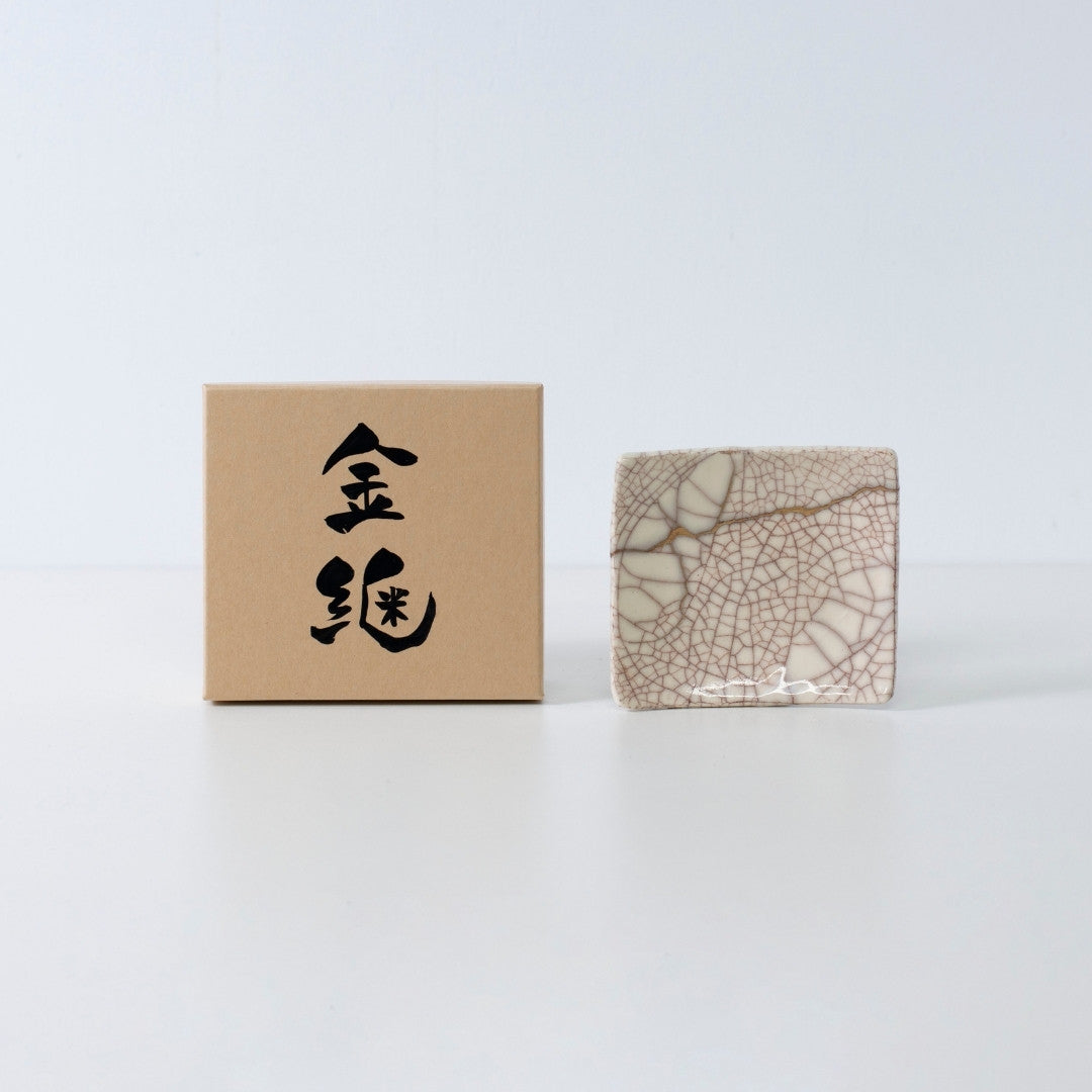 Sidevisning af Kintsugi firkantet tallerken "Vermilion Crackle" 07 med etui på en hvid baggrund