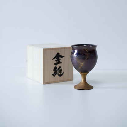 Magenta kintsugi vinglas repareret med Kintsugi, en traditionel japansk teknik, præsenteret i en paulownia trækasse med inskriptionen "Kintsugi".