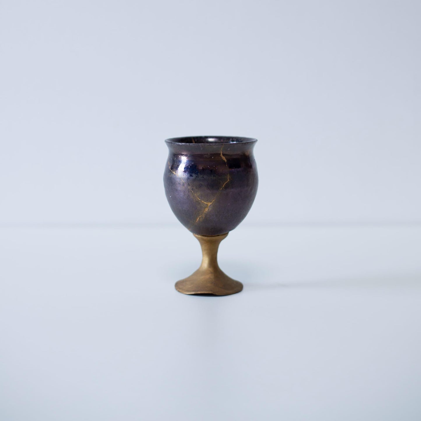 Magenta kintsugi vinglas repareret med Kintsugi, en traditionel japansk teknik. 
