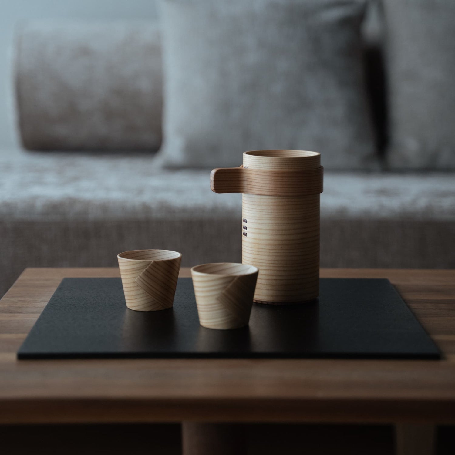 Sake-koppesæt af japansk cedertræ på et træbord