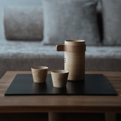 Sake-koppesæt af japansk cedertræ på et træbord