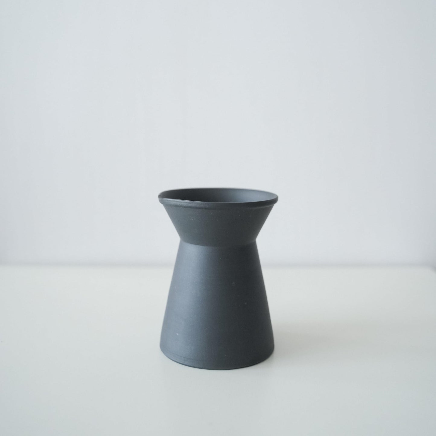 minimalistisk sort kaffekande lavet af traditionelt japansk Banko-keramik.
