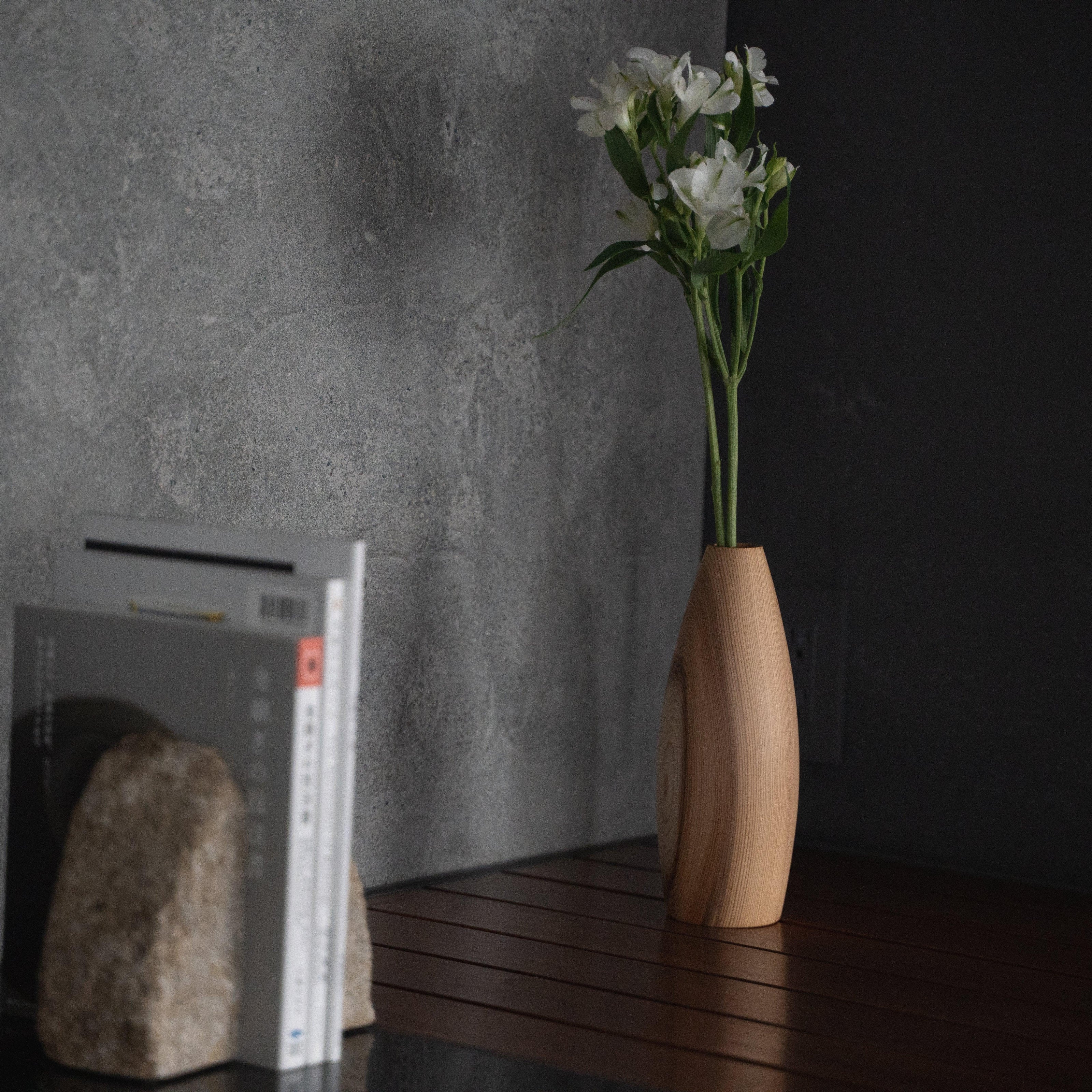 enkel indigo-farvet cedertræs-vase på et sidebord i japandi-stil.