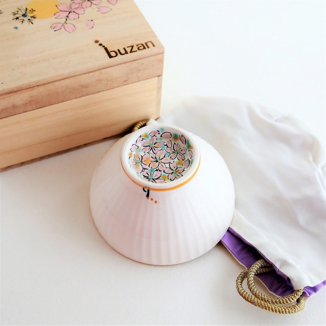 Håndlavet japansk matcha-skål "Waraku" Blomst fra Buzan Kiln, med delikat kirsebælblomst-motiv indeni og præsenteret med en håndmalet trækæske.