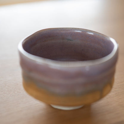 Blødt fokus-billede af den unikke Pale Violet Haze Mino Ware matcha-skål, håndlavet af Shinzan Kiln i Gifu, Japan.