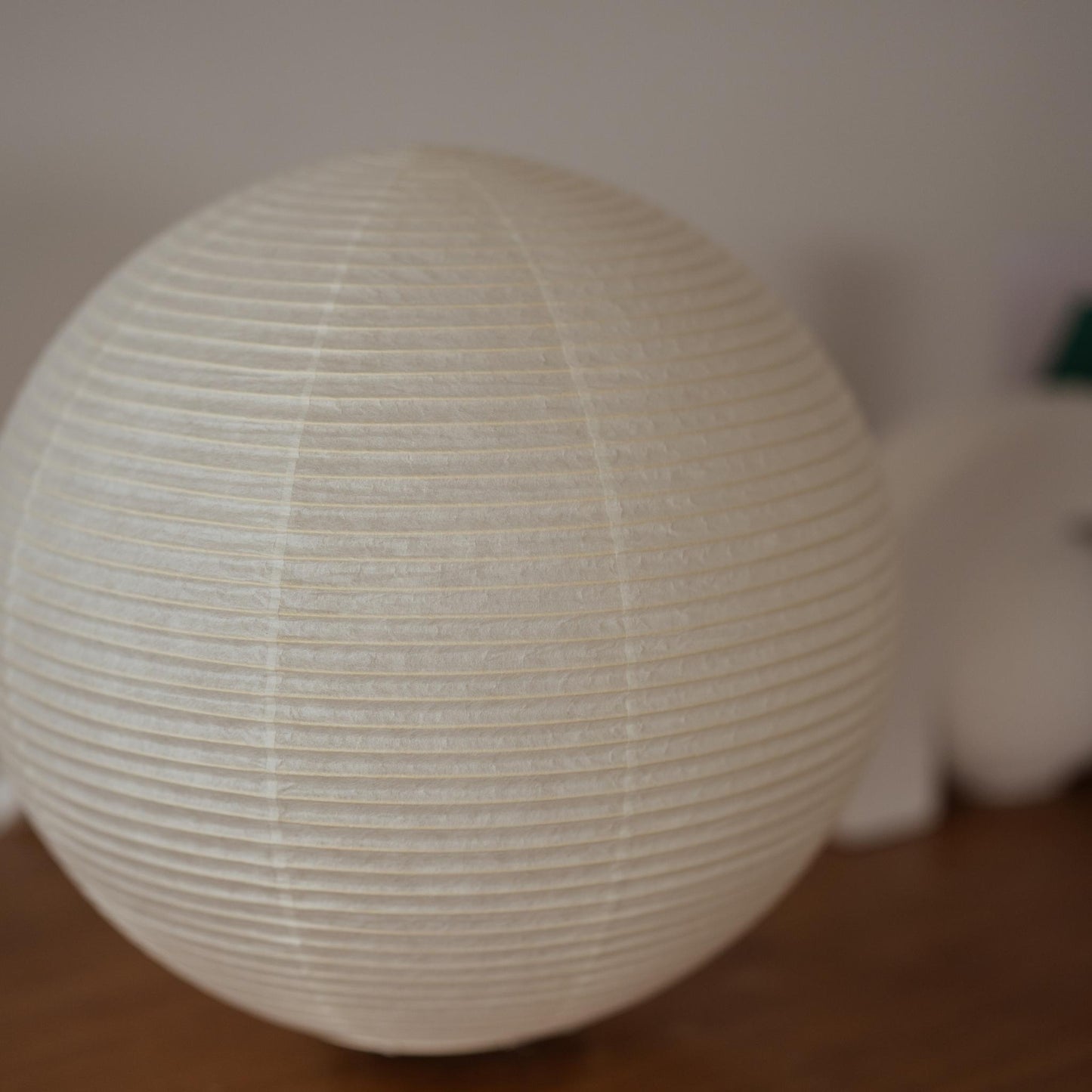 "Lampadaire en papier Paper Moon 05 – Lampe japonaise en papier Washi avec une lumière chaude et sereine pour la chambre à coucher"