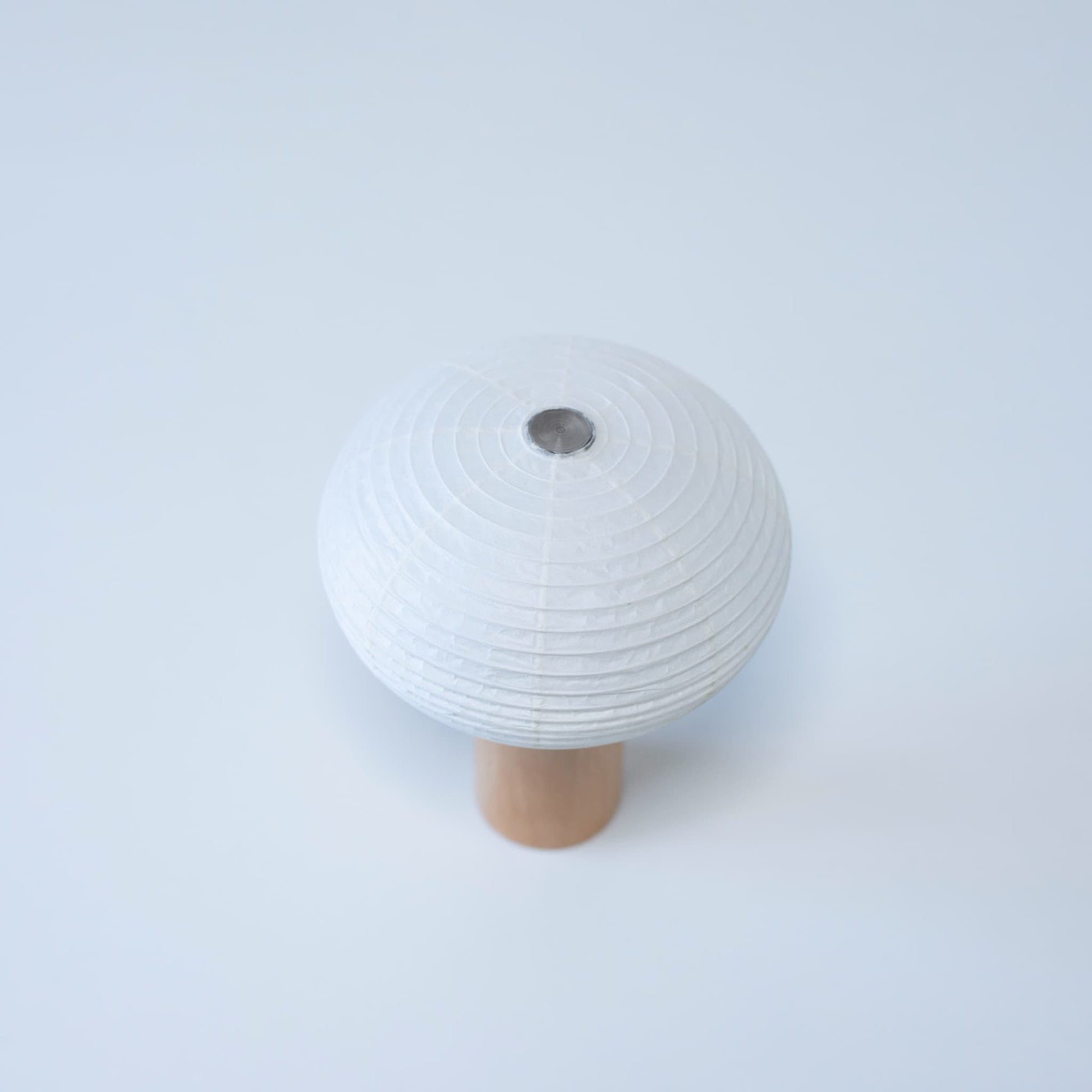 Papier-Tischlampe „TORCHIN OVAL“ mit Holzgriff und weißem Washi-Papier-Schirm, handgefertigt in Yame, Fukuoka, Japan, bekannt für seine traditionellen Yame-Laternen.