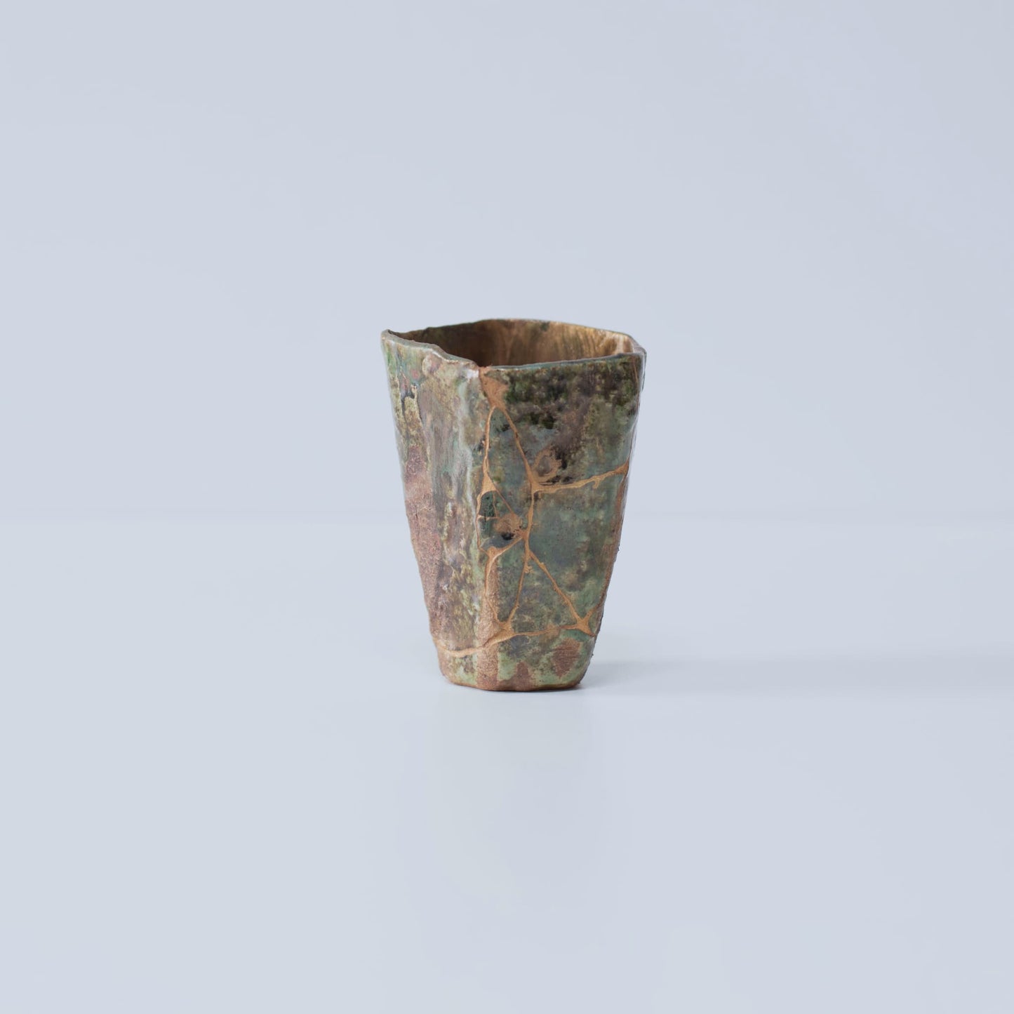 Sidevisning af Pentagon Kintsugi Kop "Oribe" Dybe Grøn 02 mod hvid baggrund
