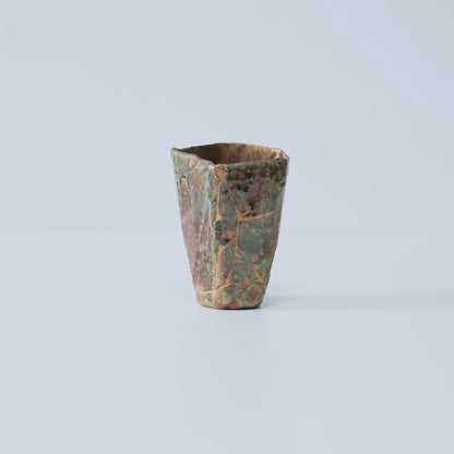 Sidevisning af Pentagon Kintsugi Kop "Oribe" Dybe Grøn 02 mod hvid baggrund