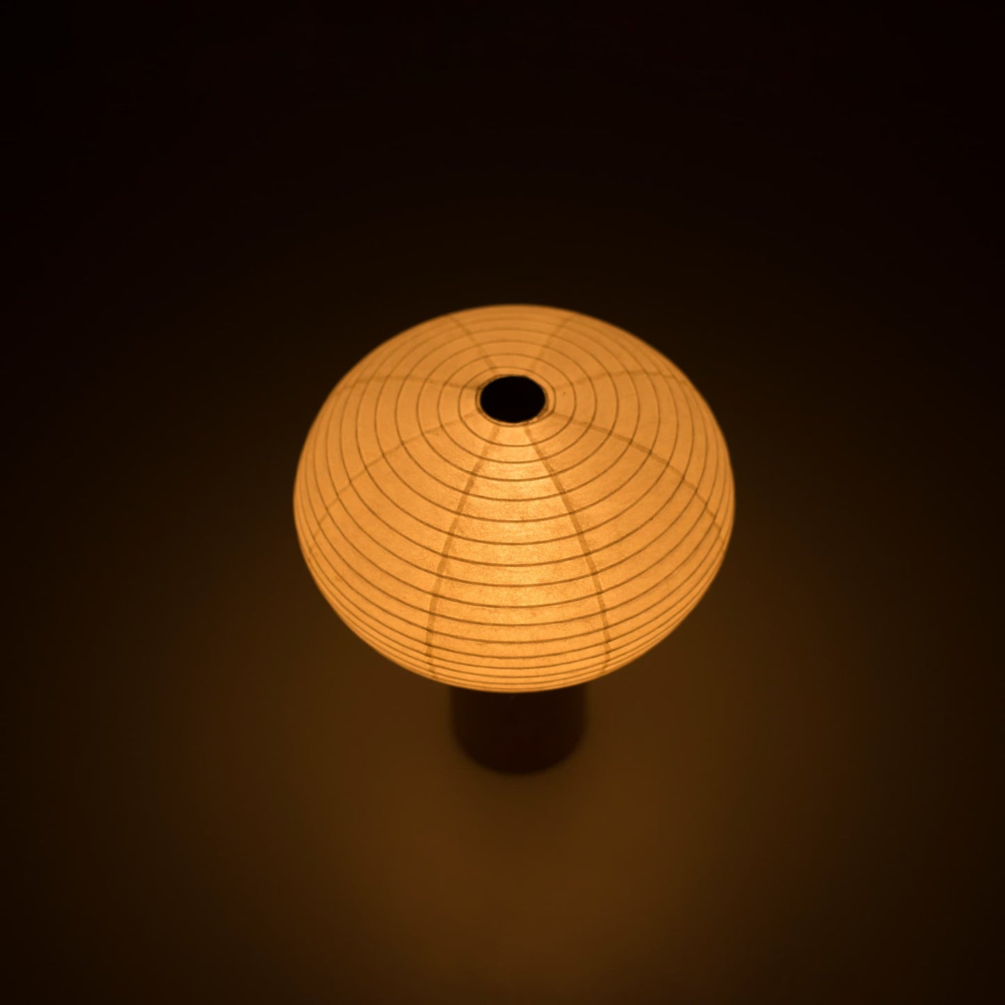 Papier-Tischlampe „TORCHIN OVAL“ mit warmem Lichtschein, handgefertigt in Yame, Fukuoka, Japan, bekannt für seine traditionellen Yame-Laternen.