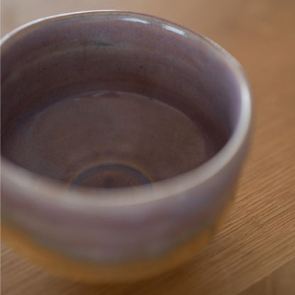 Nærbillede af den blanke, bleglilla inderside af den eksklusive Mino Ware matcha-skål, håndlavet til en stemningsfuld teceremoni.