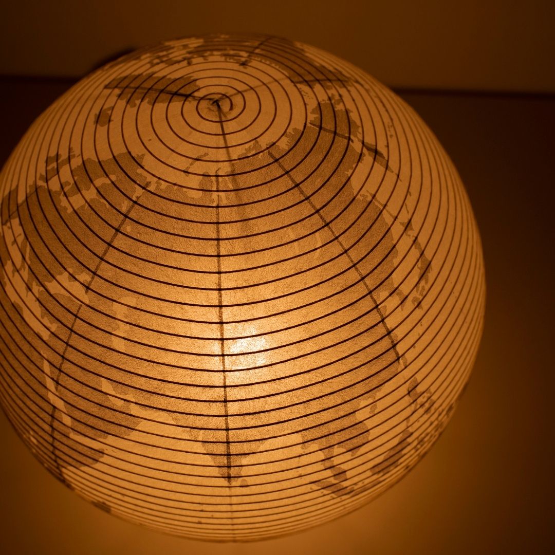 "Impression du continent eurasiatique sur lampadaire japonais en papier « paper moon 05G », lampadaire japonais"