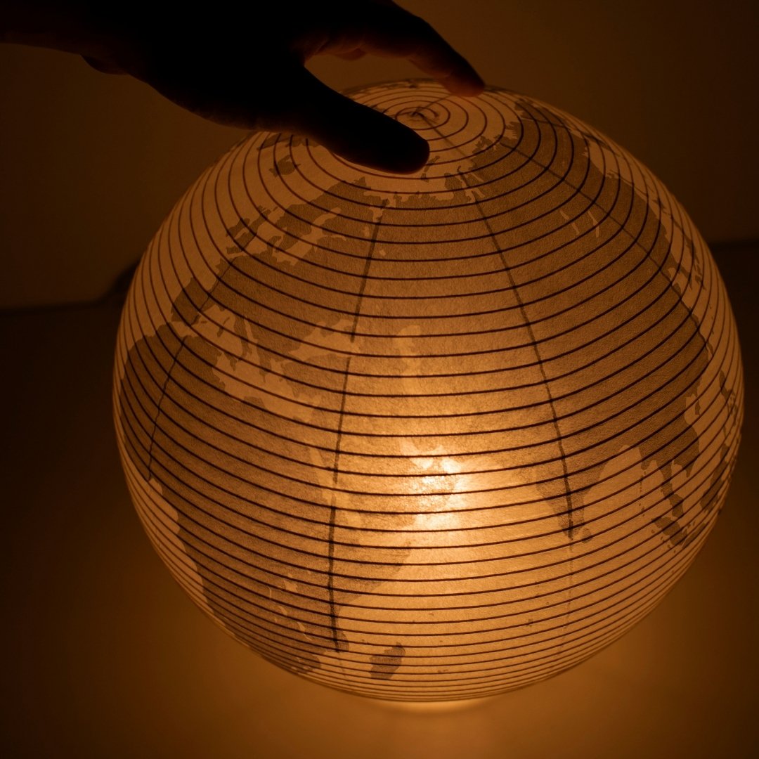 "Lampe de sol japonaise en papier « paper moon 05G » avec impression de carte eurasiatique, lampe washi artisanale"