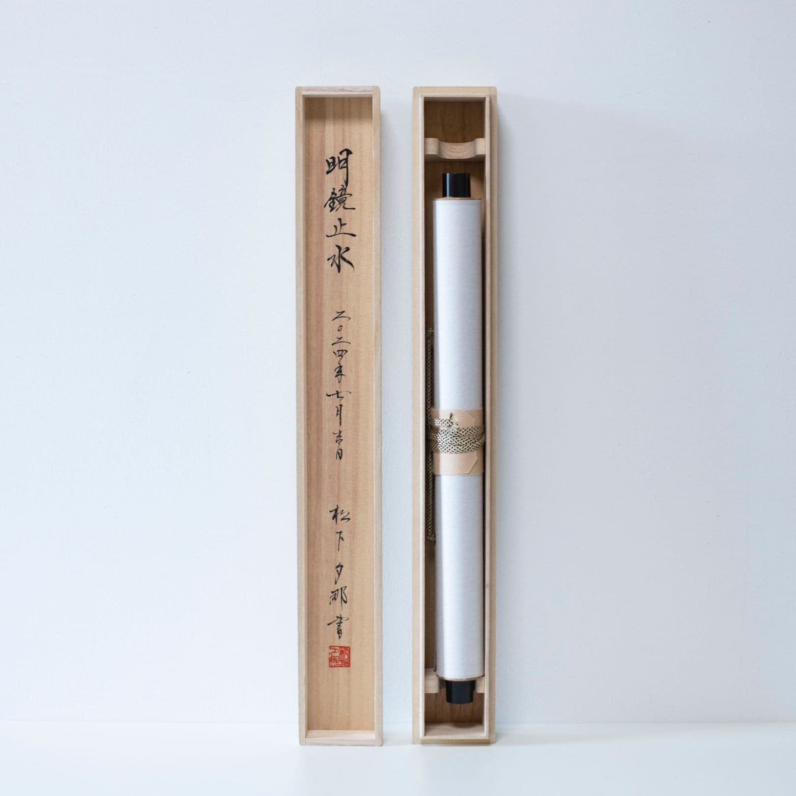 Japanische Schriftrolle in langer Holzkiste mit passendem Deckel